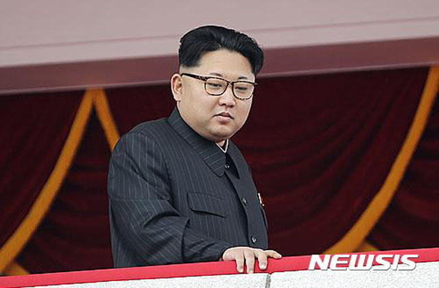 ▲ 행사장 단상 아래를 내려다 보는 김정은. 지금은 세상을 내려다 보고 있을지도 모른다. ⓒ뉴시스. 무단전재 및 재배포 금지.