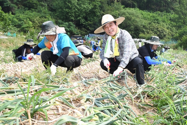 ▲ 김문오 군수(오른쪽)를 포함해 직원 280여명은 12일 유가읍과 구지면 일원에서 본격적인 영농철을 맞아 노동력 문제를 해소하고, 적기 영농 활동을 지원하기 위해 팔을 걷어 부쳤다.ⓒ달성군