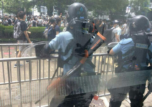 ▲ 고무탄 발사용으로 추정되는 산탄총을 메고 있는 홍콩 경찰. ⓒ허동혁