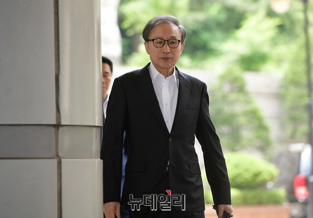 ▲ 이명박 전 대통령이 12일 서울고법 형사1부(정준영 부장판사) 심리로 열린 본인의 항소심 공판에 출석하고 있다. ⓒ정상윤 기자