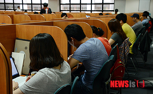 ▲ 2020학년도 수능 6월 모의평가를 지원한 전체 응시자 중 재수 등 N수생이 지난해보다 증가한 가운데, 학원가에서는 재수반·반수반 등을 개설해 이달 중하순께 운영에 나선다. ⓒ뉴시스