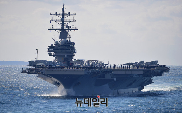 ▲ 지난해 제주 남방해역에서 열린 국제관함식에서 해상사열하는 미국 로널드레이건 항공모함 ⓒ정상윤 기자.