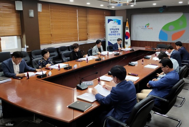 ▲ 13일 제천시와 전문가, 시민으로 구성된 제천시업무평가위원회가 시청 정책회의실에서 정책실명제 중점관리 대상사업 선정을 위한 심의회를 열고 있다.ⓒ제천시