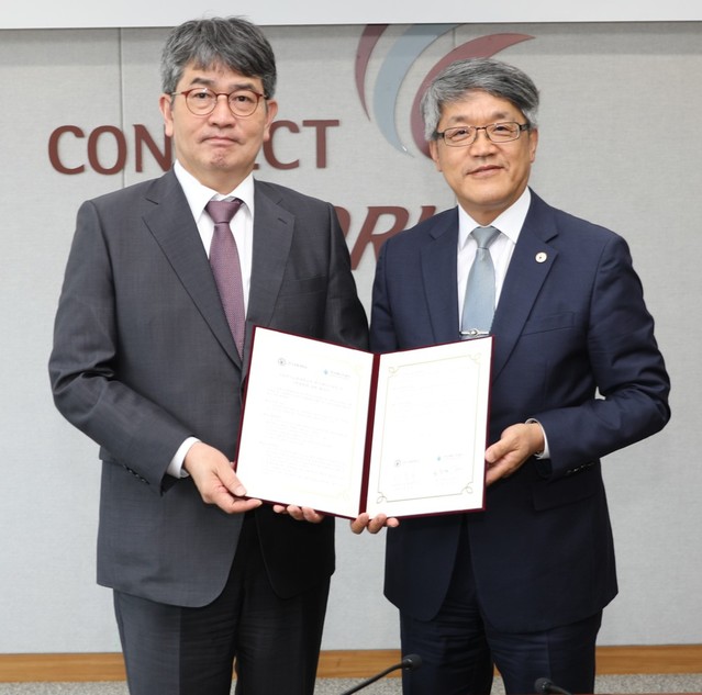 ▲ 13일 박준훈 한국교통대 총장(오른쪽)과 김창섭 한국에너지공단 이사장이 에너지효율과 신재생에너지 분야 상호협력 업무협약을 맺고 기념촬영을 하고 있다.ⓒ한국교통대