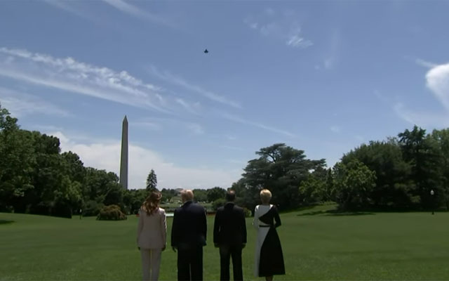 트럼프 대통령과 두다 대통령 내외가 백악관 정원에 나오자 상공으로 F-35 스텔스 전투기가 비행하는 모습. ⓒ美AP뉴스 유튜브 채널 캡쳐.