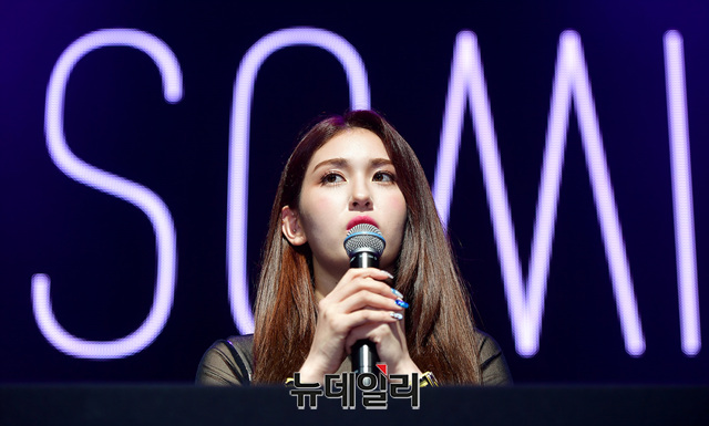 ▲ 가수 전소미가 13일 오후 서울 마포구 신한판스퀘어에서 열린 솔로 데뷔 쇼케이스 행사에서 