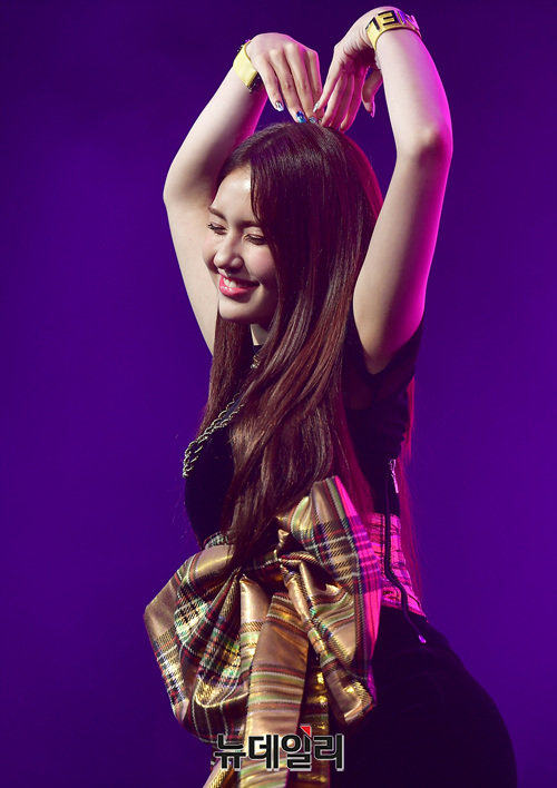 ▲ 가수 전소미가 13일 오후 서울 마포구 신한판스퀘어에서 열린 솔로 데뷔 쇼케이스에서 포인트 안무를 선보이고 있다. 전소미는 이날 쇼케이스에서 