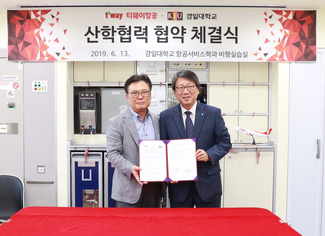 ▲ 정홍근 티웨이항공 대표(사진 오른쪽)와 정현태 경일대학교 총장(사진 왼쪽)ⓒ티웨이항공