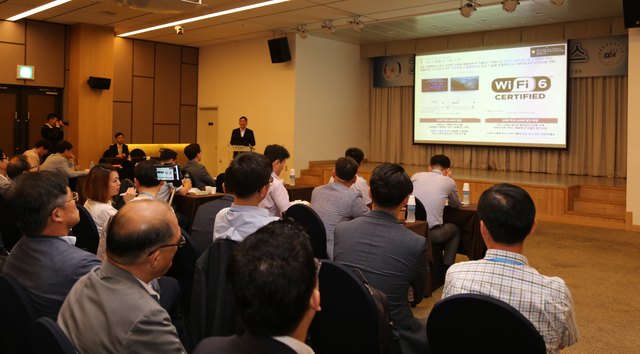 ▲ ㈜한화는 지난 6월 13일 국방컨벤션에서 열린 ‘2019 국방보안 컨퍼런스’에서 ‘차세대 무선 LAN 기술 동향 및 ㈜한화 보안고도화 추진방향’이라는 주제발표를 통해 방산 보안경영의 우수성과 전문성을 인정받았다.ⓒ㈜한화