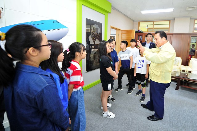 ▲ 군위군 효령면 고매초등학교 4~6학년 학생 전원 11명이 13일 군위군청을 찾아 김영만 군수와 평소 궁금해 한 것에 대한 얘기를 나눴다.ⓒ군위군