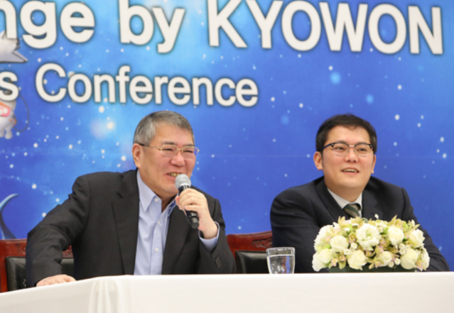 ▲ 교원그룹 장평순 회장, 장동하 기획조정실장 (왼쪽부터) ⓒ 교원그룹