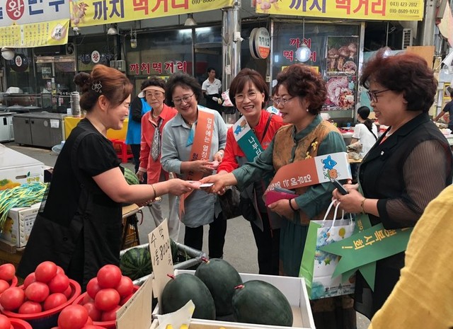▲ 단양교육지원청 청렴동호인과 단양군여성단체협의회원들이 단양구경시장에서 청렴 캠페인을 벌이고 있다.ⓒ단양교육지원청