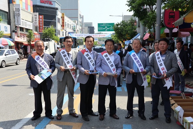 ▲ 양무웅 위원장(우측에서 3번째)이 양수발전소 영동유치를 위해 가두 캠페인을 벌이고 있다.ⓒ영동군