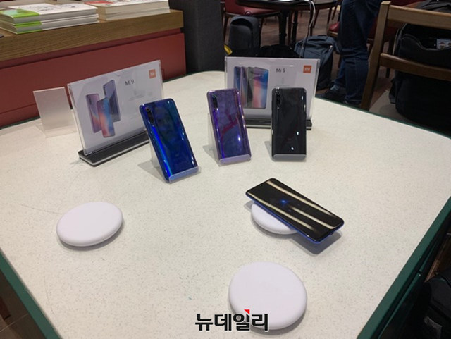 ▲ 샤오미의 프리미엄 스마트폰 'Mi 9'. ⓒ이성진 기자
