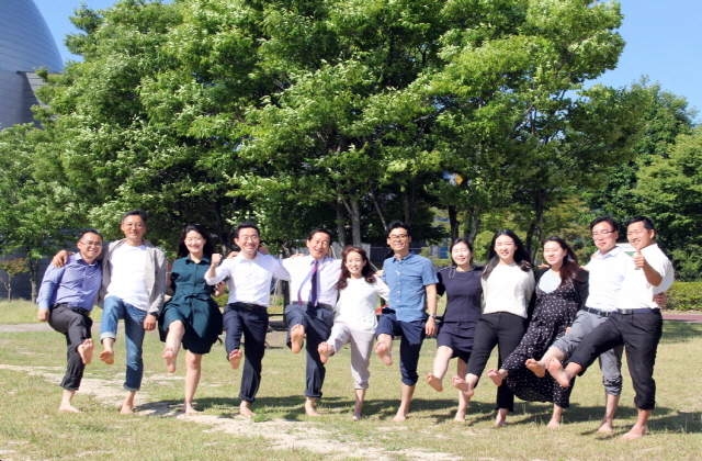 ▲ 맨발학교 교장인 권택환 대구교육대 교수(왼쪽 네 번째), 경주엑스포 류희림 사무총장(왼쪽 다섯 번째)과 직원들이 엑스포공원을 맨발로 걸으며 기념사진을 찍고 있다.ⓒ경주엑스포