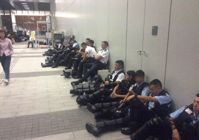 ▲ 13일 오후 입법회 안에서 휴식을 취하는 홍콩경찰. ⓒ허동혁
