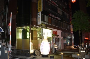 ▲ 14일 새벽 서울 중로구 혜화동 한 볼링장 건물 화재현장에서 소방대원들이 화재를 진화하며 내부 수색작업을 벌이고 있다.ⓒ서울종로소방서