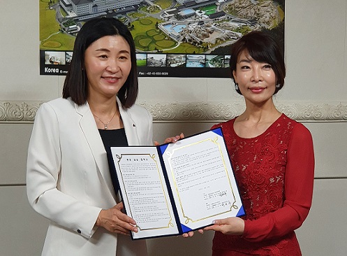 ▲ 지난 12일 충남 중원대학교에서 MOU를 체결한 이은주 서울사이버대 총장(왼쪽), 김현주 중원대 국제교류원장이 기념촬영을 하고 있다. ⓒ서울사이버대
