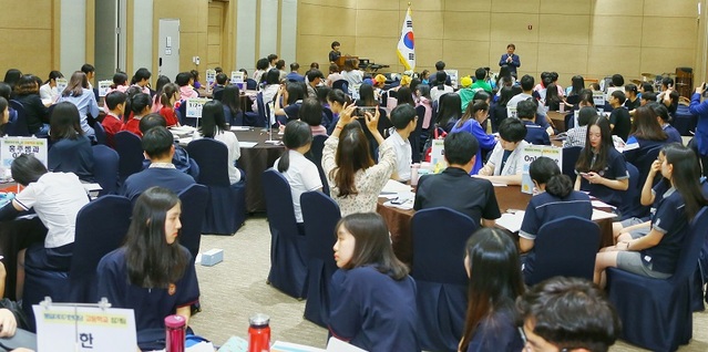 ▲ 세종시교육청이 14일 ‘세종학생 평화·통일이야기 한마당’을 열었다. 사진은 이날 정부세종컨벤션센터 4층 중연회장에서 진행한 ‘세종학생 평화·통일이야기 한마당’ 장면.ⓒ세종시교육청