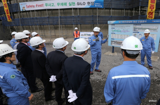 ▲ 오형수 포항제철소장이 석탄저장설비인 사일로(Silo) 건설현장에서 포항시 등 기관 단체장 등을 대상으로 환경개선 설비투자에 대해 설명하고 있다.ⓒ포스코