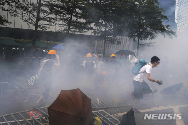 ▲ 홍콩 경찰이 최루가스를 뿌리며 시위대 강제해산을 시도하고 있다ⓒ뉴시스.