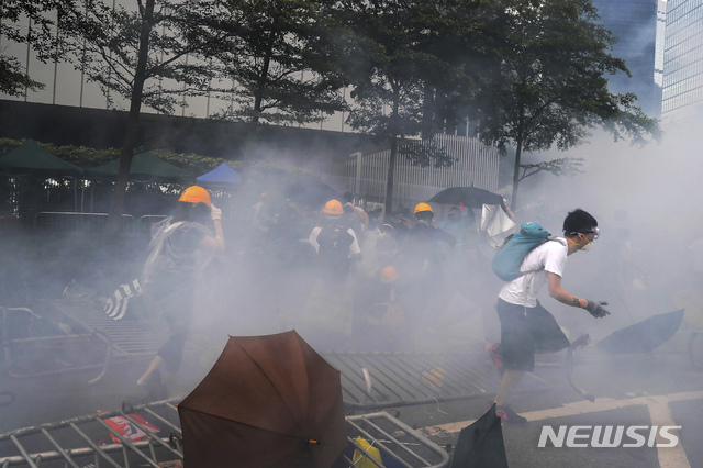 ▲ 홍콩 경찰이 최루가스를 뿌리며 시위대 강제해산을 시도하고 있다ⓒ뉴시스.
