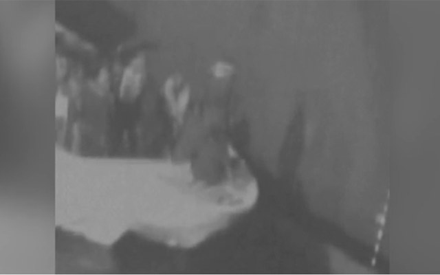 ▲ 유조선 피격 이후 이란이 발뺌을 하자 미군 중부사령부가 공개한 영상. 피격된 유조선 옆에서 이란 혁명수비대 소형선박이 포착됐다. ⓒ美중부사령부 공개영상.