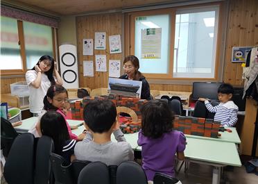 ▲ 칠곡군은 지난 7일 칠곡 위즈 지역아동센터를 방문해 가산산성의 역사와 성벽의 구조에 대해 쉽게 이해할 수 있도록 교육을 진행했다.ⓒ칠곡군