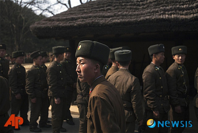 ▲ 김일성 생가를 찾은 북한군 병사들. 태영호 전 공사의 말에 따르자면 이들은 성지순례 중이다. ⓒ뉴시스 AP. 무단전재 및 재배포 금지.