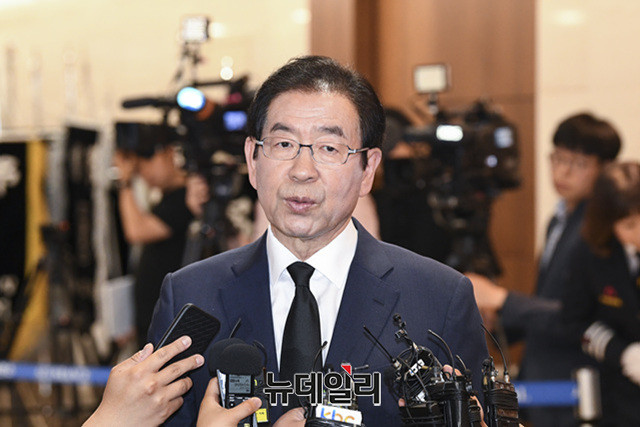 ▲ 박원순 서울시장이 지난 11일 서울 서대문구 신촌세브란스병원 장례식장에 마련된 고 이희호 여사의 빈소 앞에서 취재진과 대화하고 있다. 박 시장은 이날 자신의 페이스북에 황 대표가 추가경정예산(추경)을 반대하고 있다는 취지의 글을 올렸다.ⓒ뉴데일리DB