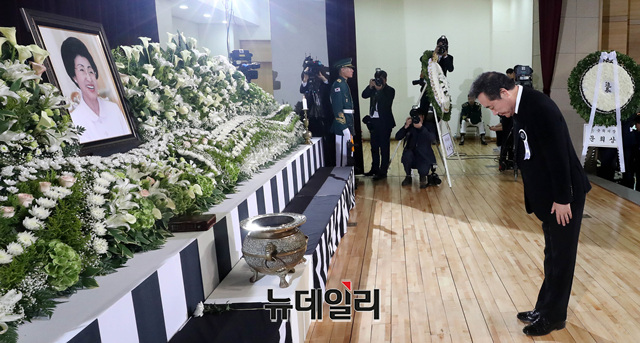 ▲ 고 이희호 여사의 사회장 추모식 14일 오전 서울 동작구 국립현충원 내 현충관에서 엄수되는 가운데 이낙연 국무총리가 헌화하고 있다.
ⓒ이종현 기자