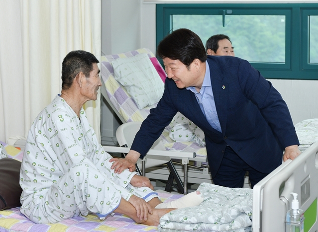 ▲ 권영진 대구시장이 지난 14일 대구보훈병원을 찾아 입원 치료중인 국가유공자의 조속한 쾌유를 기원했다.ⓒ대구시