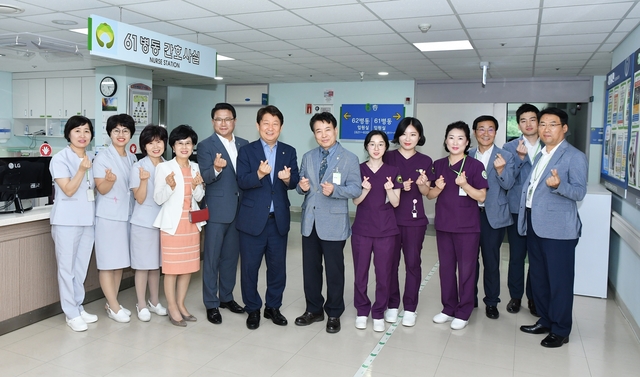 ▲ 대구시는 매년 6월 대구보훈병원을 방문해 입원중인 국가유공자들께 감사와 존경의 뜻을 전하는 위문을 실시하고 있다.ⓒ대구시