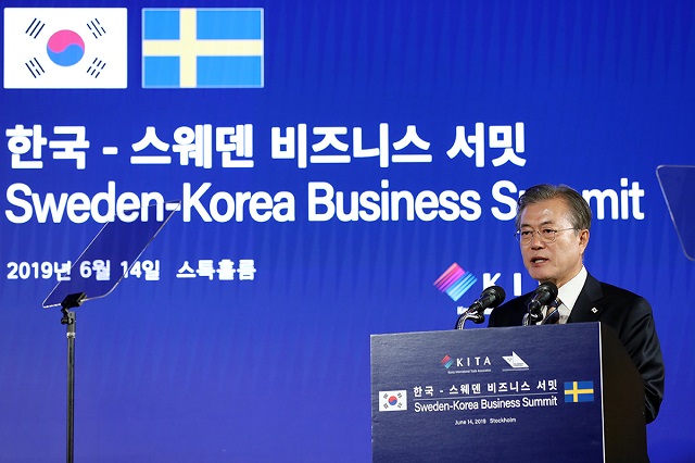 ▲ 스웨덴을 국빈 방문 중인 문재인 대통령이 14일(현지 시간) 스톡홀름에서 열린 한-스웨덴 비지니스 서밋에서 연설하고 있다. ⓒ청와대