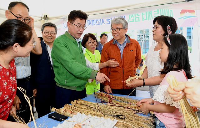 ▲ ‘경북농촌체험학습 홍보페스티벌’ 행사에서 이철우 지사가 행사장을 둘러보고 있다.ⓒ경북도