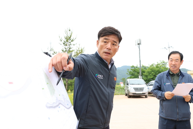 ▲ 윤경희 청송군수가 지난 14일 수해복구 현장을 둘러보며 꼼꼼히 현장을 점검했다.ⓒ청송군