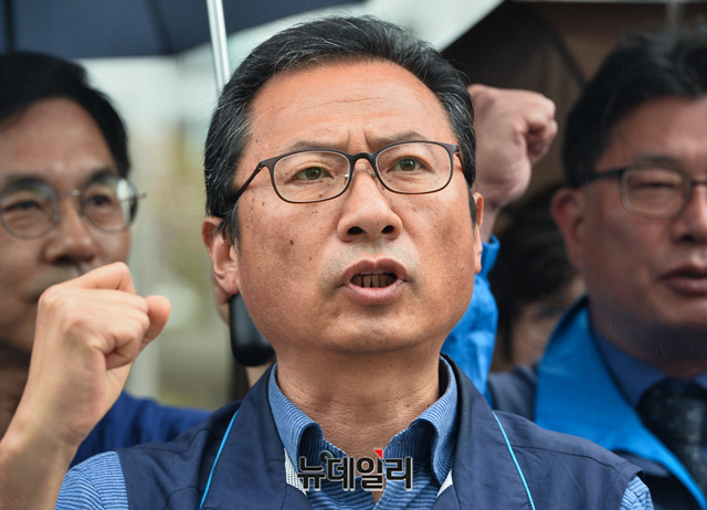 ▲ 지난 7일 서울 영등포경찰서에서 김명환 민주노총 위원장(가운데)이 경찰 출석에 앞서 민노총 조합원 등과 함께 구호를 외치고 있다. ⓒ뉴데일리DB