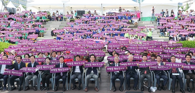 ▲ 130개 대전 시민단체들이 지난 15일 시청광장에서 혁신도시 지정 등을 촉구하는 집회를 갖고 있다.ⓒ대전시