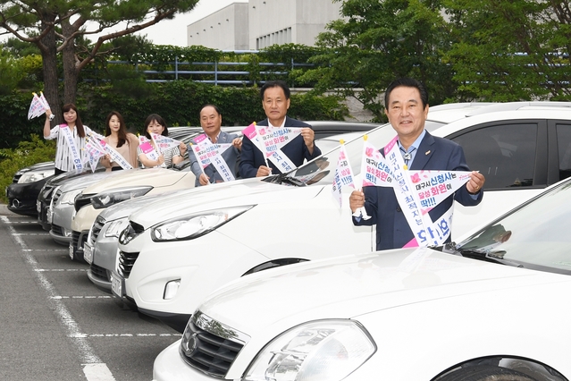 ▲ 달성군은 지난 14일 군청 주차장 입구에서 출근길 직원들을 대상으로 대구시 신청사 달성 화원 유치 기원 캠페인을 실시했다.ⓒ달성군