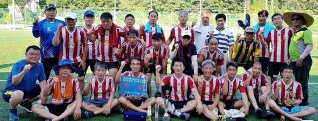 ▲ 지난해 제1회 대회에서 우승을 차지한 김해시가 포즈를 취하고 있다.ⓒ세종시축구협회