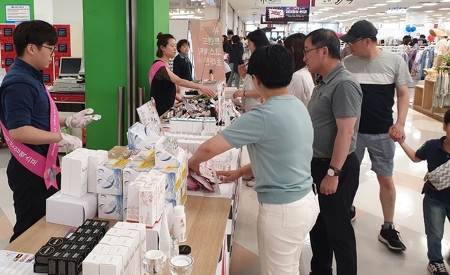 ▲ 오는 19일까지 홀플러스 부천 상동점에서 열리는 충북도내 우수 화장품 특판행사에 관심을 보이고 있는 고객들.ⓒ충북도