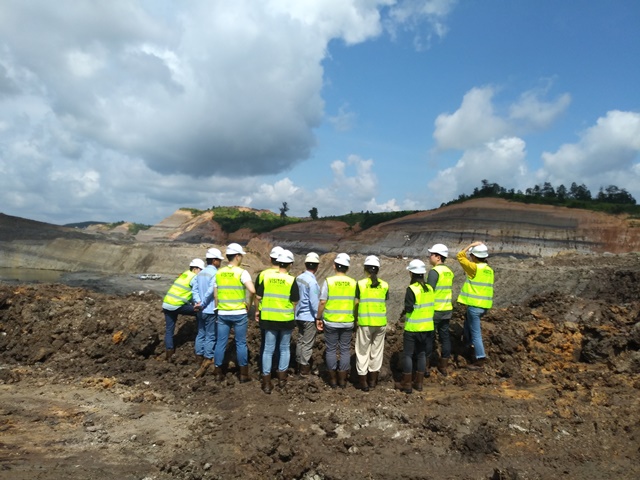 ▲ LG상사 해외 투자 사업장 연수에 참가한 사원들이 인도네시아 GAM 광산에서 채탄 작업이 이뤄진 현장을 직접 확인하고 있다. ⓒLG상사