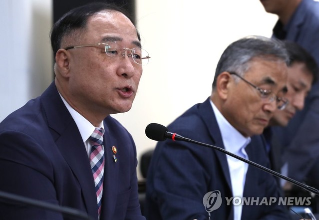 ▲ 사진은 홍남기 부총리 겸 기획재정부 장관이 14일 정부서울청사에서 KDI와 조세연 등 주요 국책·민간 연구기관장 10명과 간담회를 하며 발언하고 있다.ⓒ연합뉴스