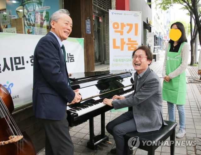 ▲ 조희연 서울시교육감과 금난새 서울예고 교장.ⓒ연합