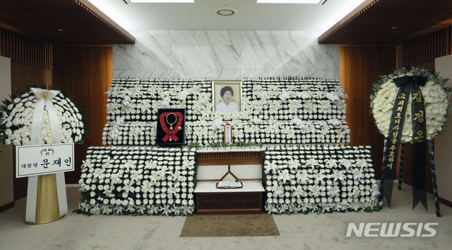 ▲ 12일 오후 서울 서대문구 신촌세브란스병원 장례식장에 마련된 고 이희호 여사 빈소에 문재인 대통령과 북한 김정은 국무위원장의 조화가 놓여 있다. ⓒ뉴시스