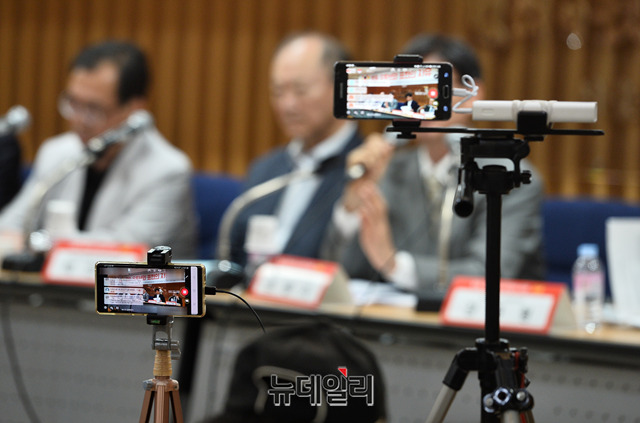 ▲ '방송, 유튜브와 표현의 자유' 토론회 참석자를 촬영하는 한 유튜버의 스마트폰 카메라.ⓒ박성원 기자