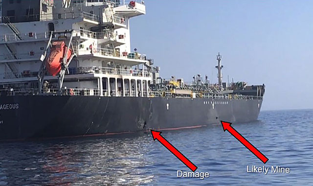 ▲ 일본 유조선 '코쿠타 커레이져스'호가 피격당한 곳을 보여주는 사진. 지난 13일(현지시간) 2척의 유조선이 피격당하면서 중동 지역의 긴장감이 고조되고 있다. ⓒ美해군 공개배포 사진.