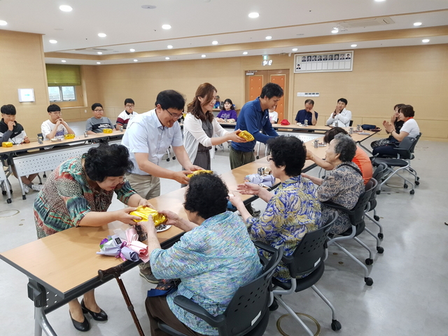 ▲ 경산시 서부2동 지역사회보장협의체는 지난 16일 서부2동 행정복지센터 회의실에서 ‘빗장을 열고(독거노인 안부 묻기)’ 봉사단 발대식을 진행했다.ⓒ경산시