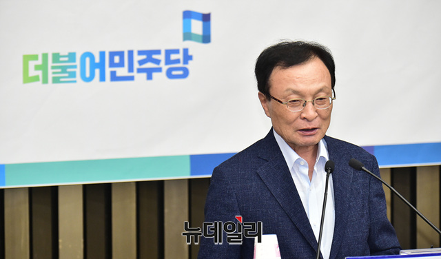 ▲ 이해찬 더불어민주당 대표가 17일 오후 국회에서 열린 의원총회에서 모두발언을 하고 있다. ⓒ이종현 기자