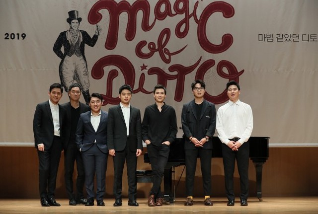 ▲ 왼쪽부터 바이올리니스트 유치엔 쳉, 비올리스트 리처드 용재 오닐, 피아니스트 조지 리, 첼리스트 제임스 김, 바이올리니스트 스테판 피 재키브, 작곡가 최재혁, 클라리네스트 김한.ⓒ연합뉴스